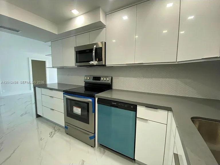 6039 Collins Ave #1033 — Photo 2