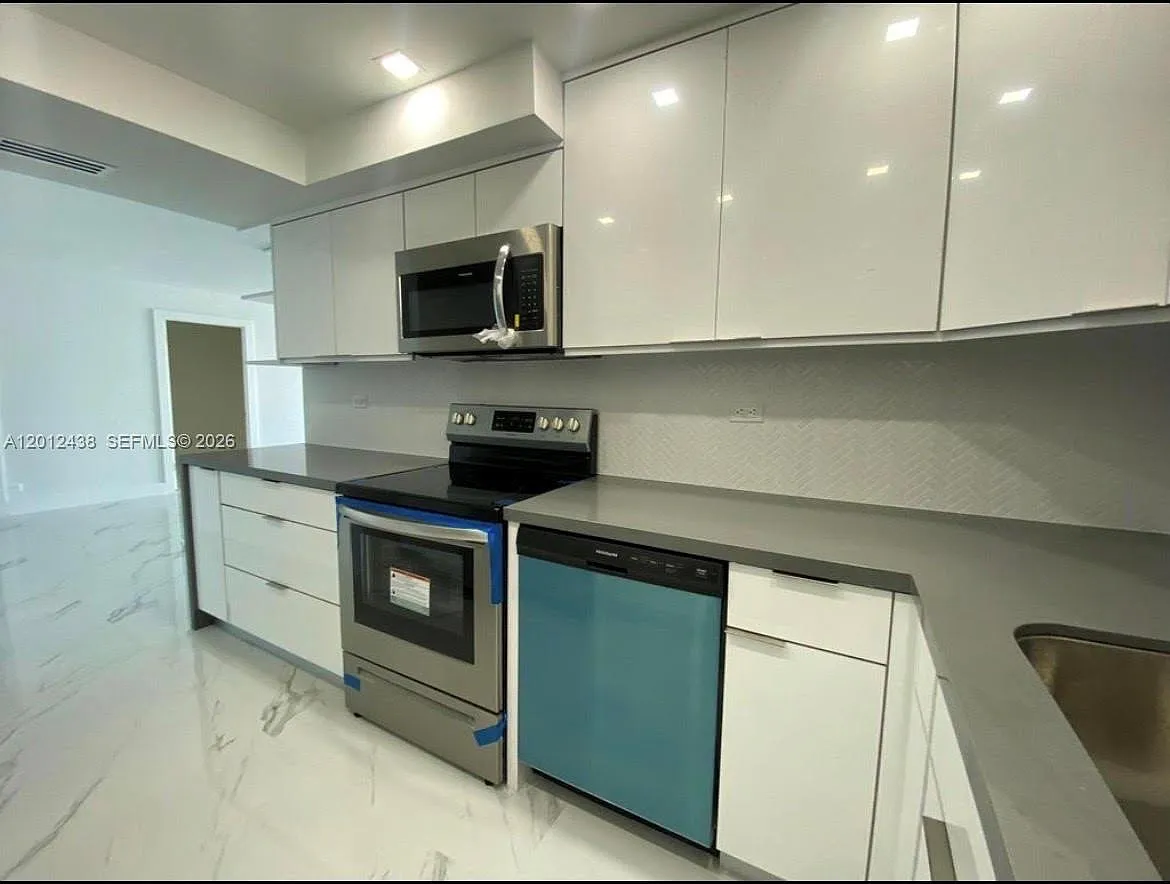 Building Photo - 6039 Collins Ave #1033