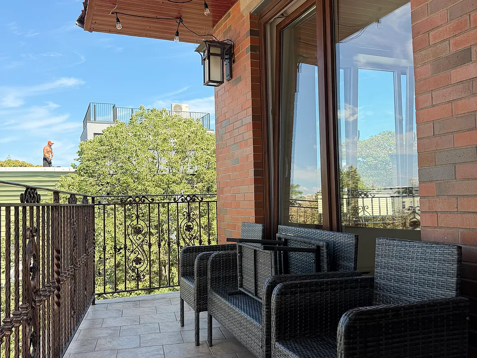 165 Nassau Ave #3F