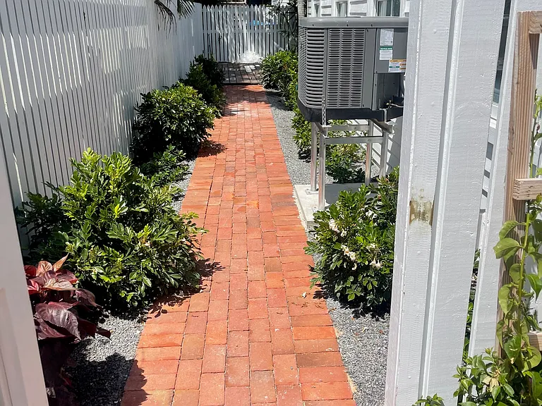 1102 Pearl St — Photo 11