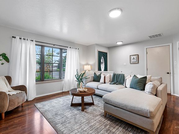 3rd image of 301 Diamond Dr