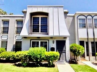 22151 1/2 Oxnard St, Woodland Hills, CA 91367