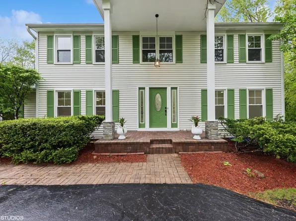 1887 White Fence Ln, Libertyville, IL 60048