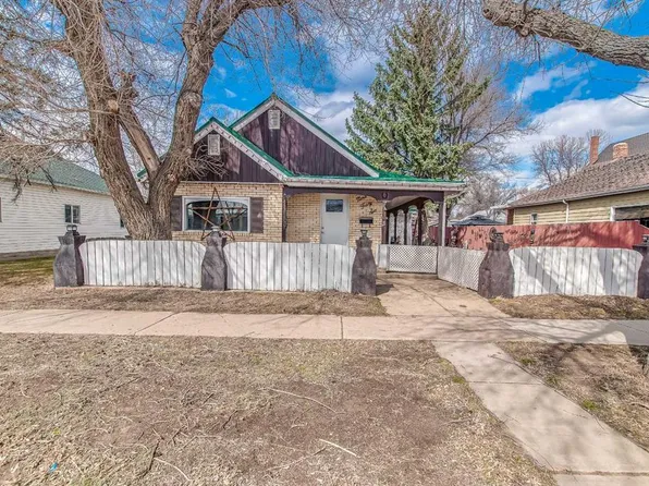 946 NW Bridge St SE, Medicine Hat, AB T1A 1C9