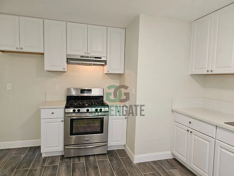 901 Valente Way — Photo 12
