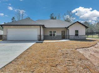 955 Whispering Pine Ln, Lufkin, TX 75901