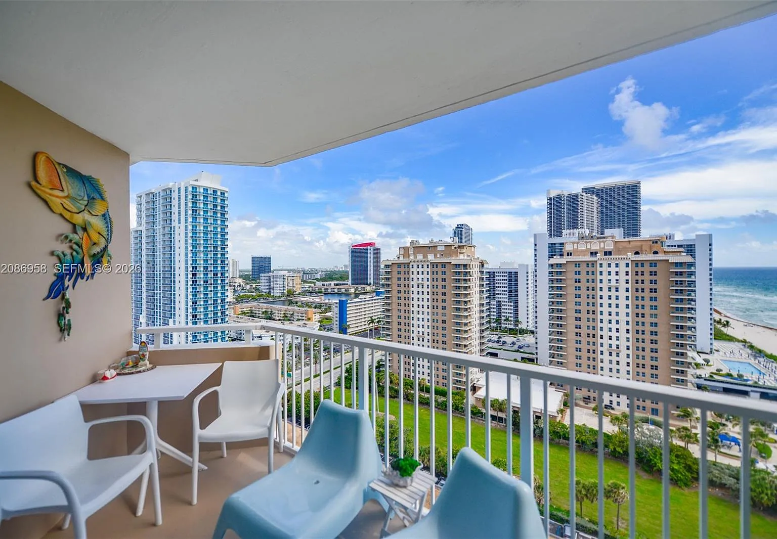 Hemispheres Condo — Photo 4