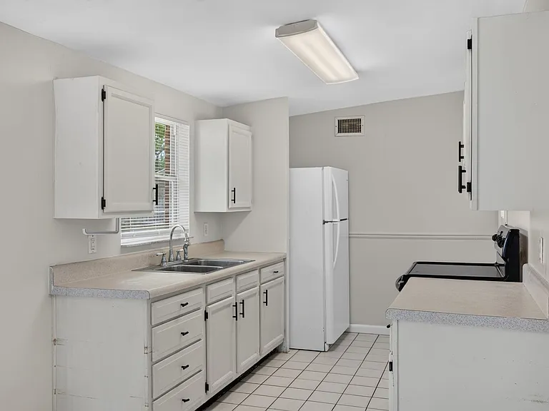 87 Saratoga Cir S — Photo 8
