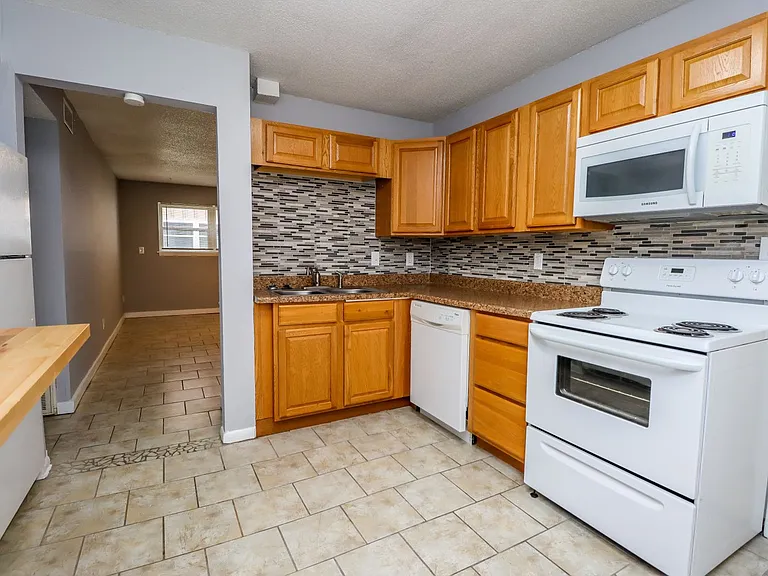402 Lawrence Pl — Photo 16