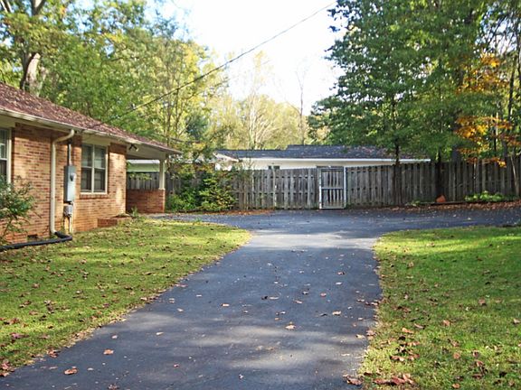 3rd image of 205 Lakewood Dr