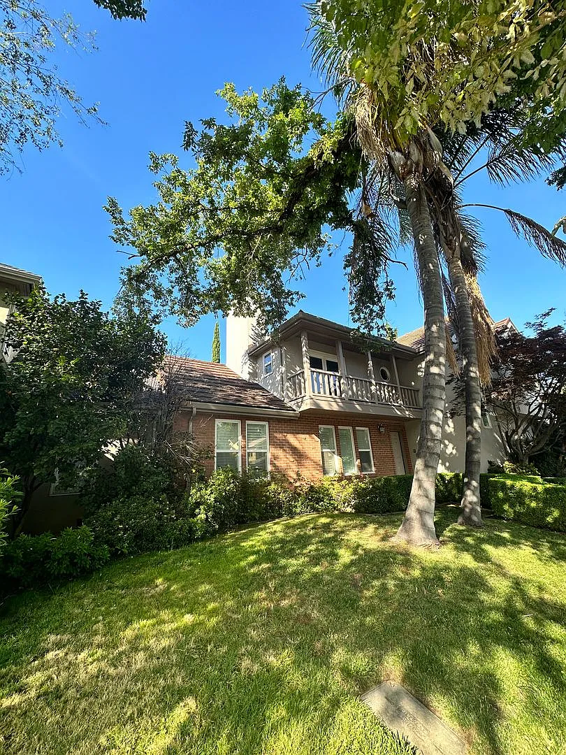 East Sacramento Stunner with built in pool! — Photo 1