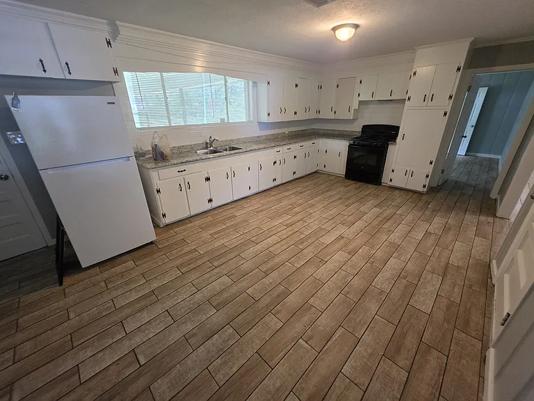 2409 N Day Dr — Photo 6