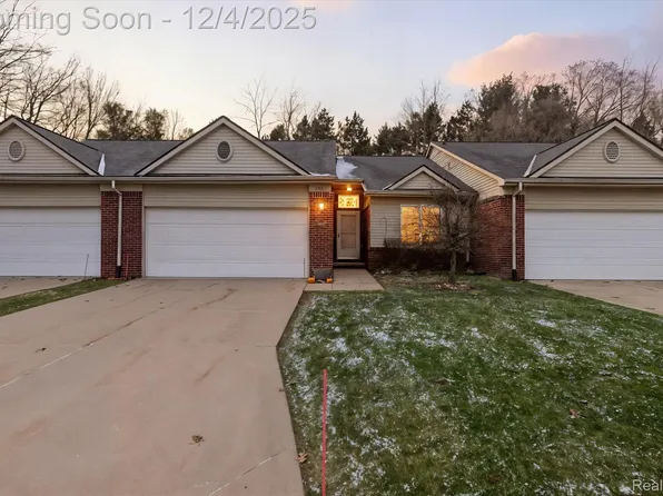 290 Wood Point, Howell, MI 48843