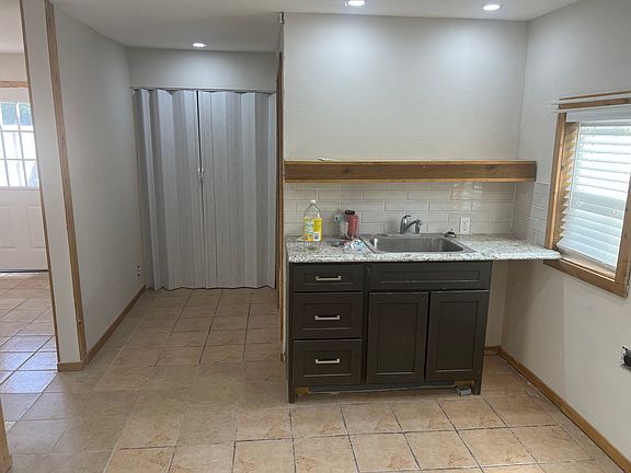 5th image of 4310 Mistletoe Dr #B
