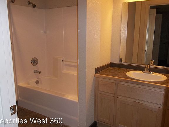 5th image of 9013 NE 54th St APT 04