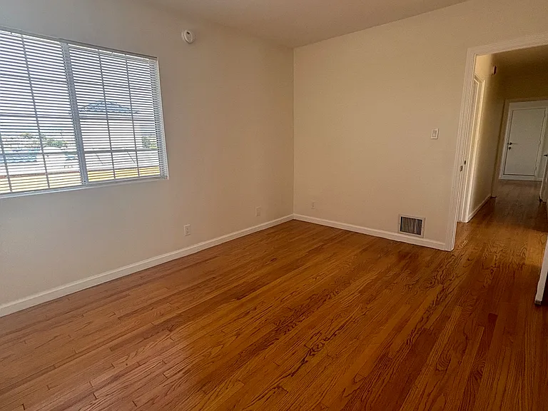 221 S Commonwealth Ave — Photo 8