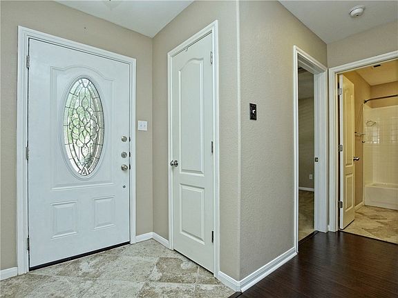 3rd image of 723 Bent Wood Pl