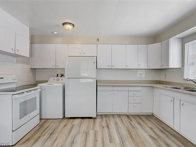 214 W Victory Rd — Photo 4