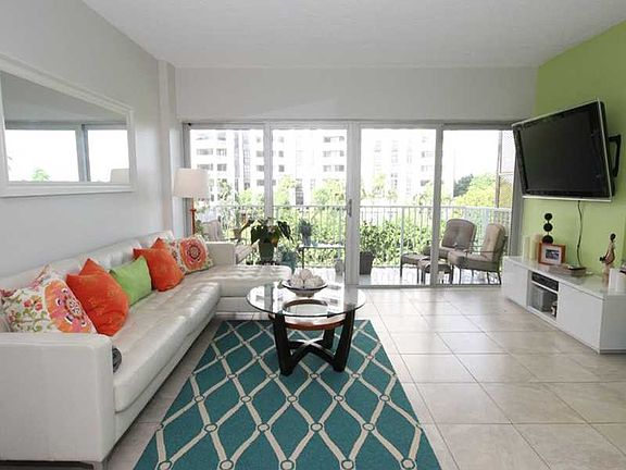 4th image of 1700 NE 105th St APT 404