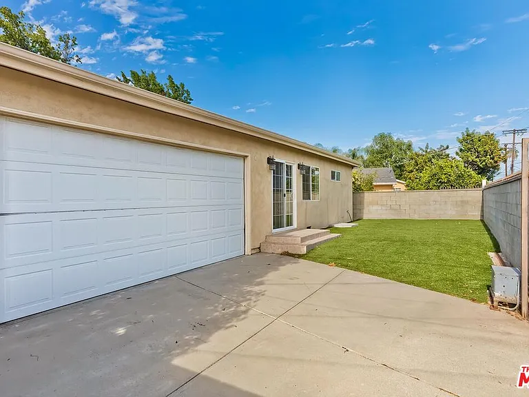 17322 Martha St — Photo 22
