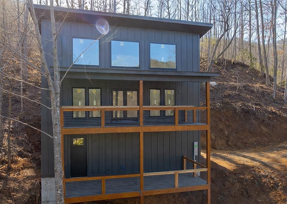 1st image of 405 Oak Creek Rd