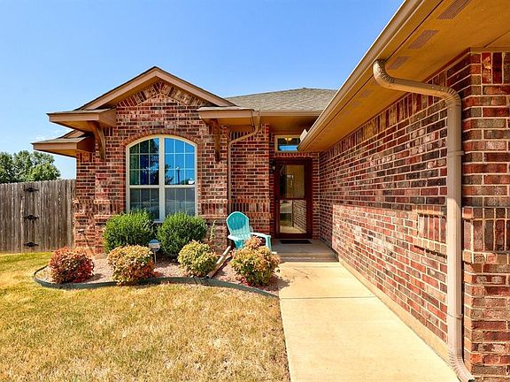 3rd image of 1013 Cimarron Creek Dr