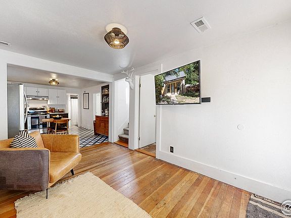 4th image of 143 W 2nd St