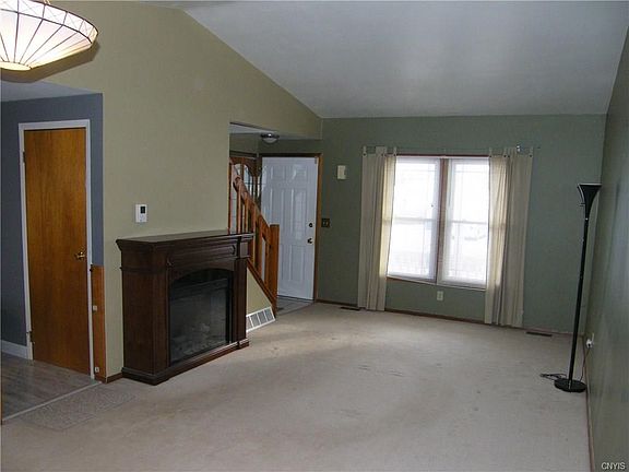 Bright Spacious Living Room/Dining Room