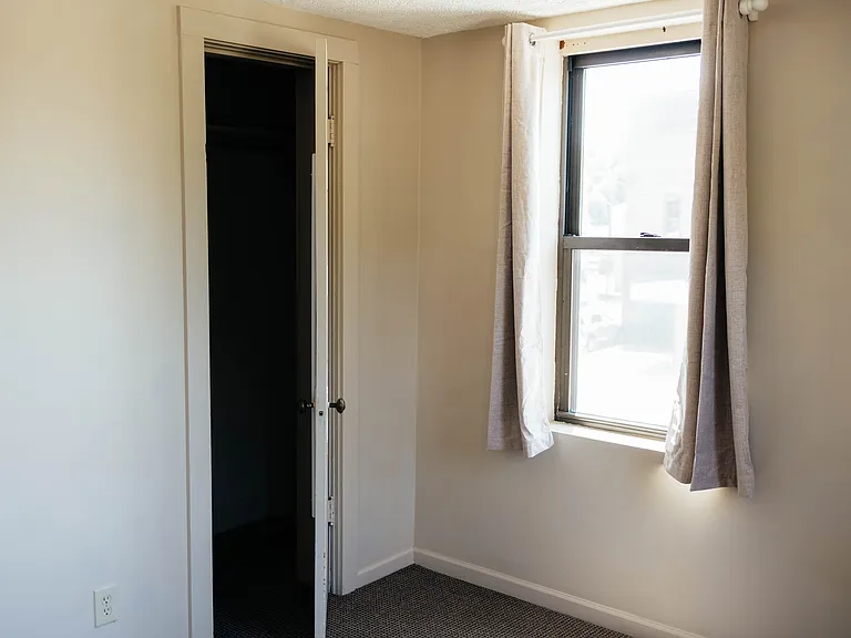 105 E 3rd St #3 — Photo 20