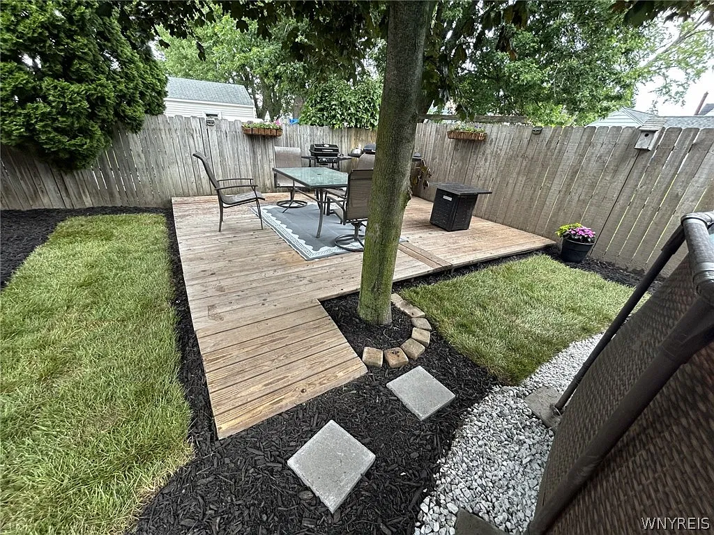 3 bed, 1.5 bath, 960 sqft, $1,850 — Photo 3