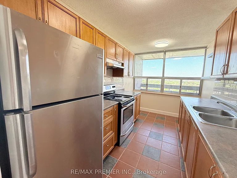 15 Kensington Rd #1011 — Photo 7