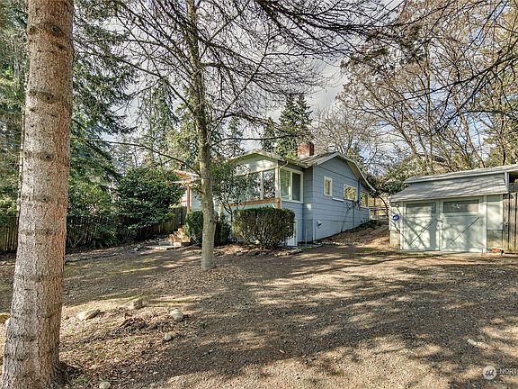 2nd image of 860 Gilmore Way NE