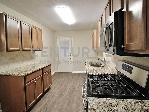 3rd image of 2343 Highwood Dr