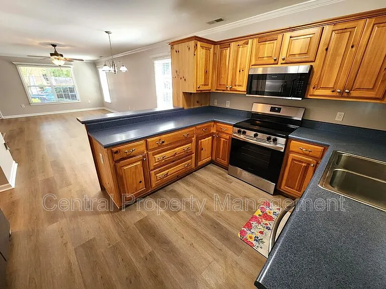 303 Rexford Dr — Photo 3