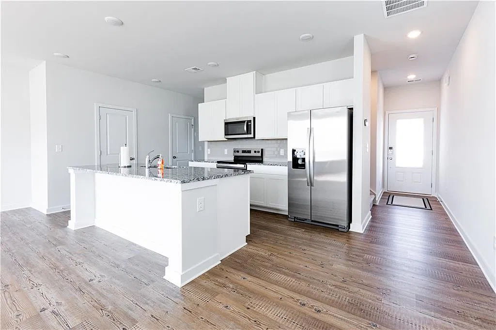 3 bed, 2.5 bath, 1842 sqft, $1,950 — Photo 3