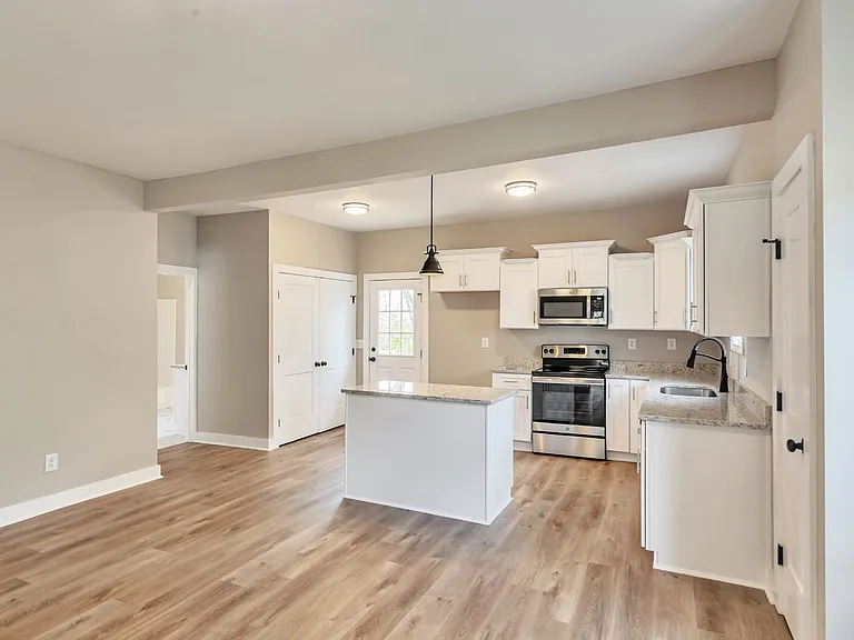 416 Highland Ct — Photo 2