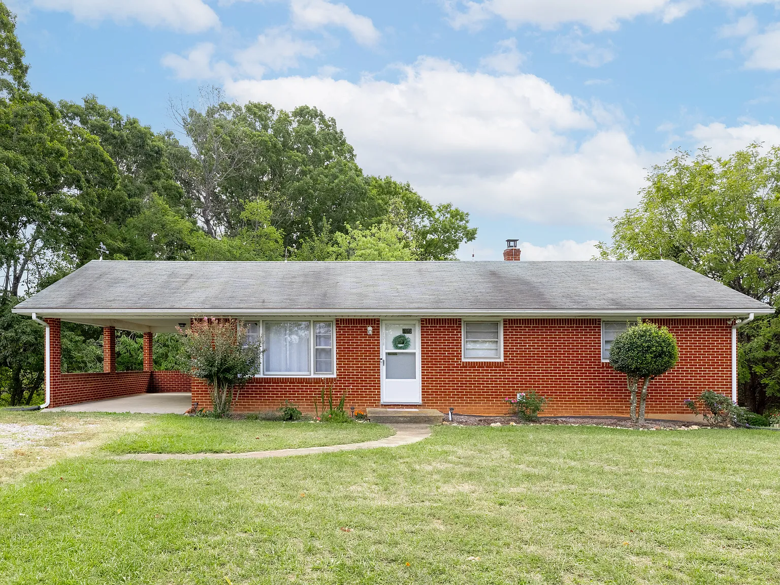 3 bed, 1050 sqft, $1,670 — Photo 2