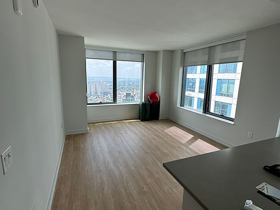 2nd image of 595 Pavonia Ave #4007