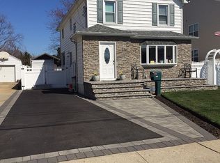 2221 Seaman Neck Rd, Seaford, NY 11783