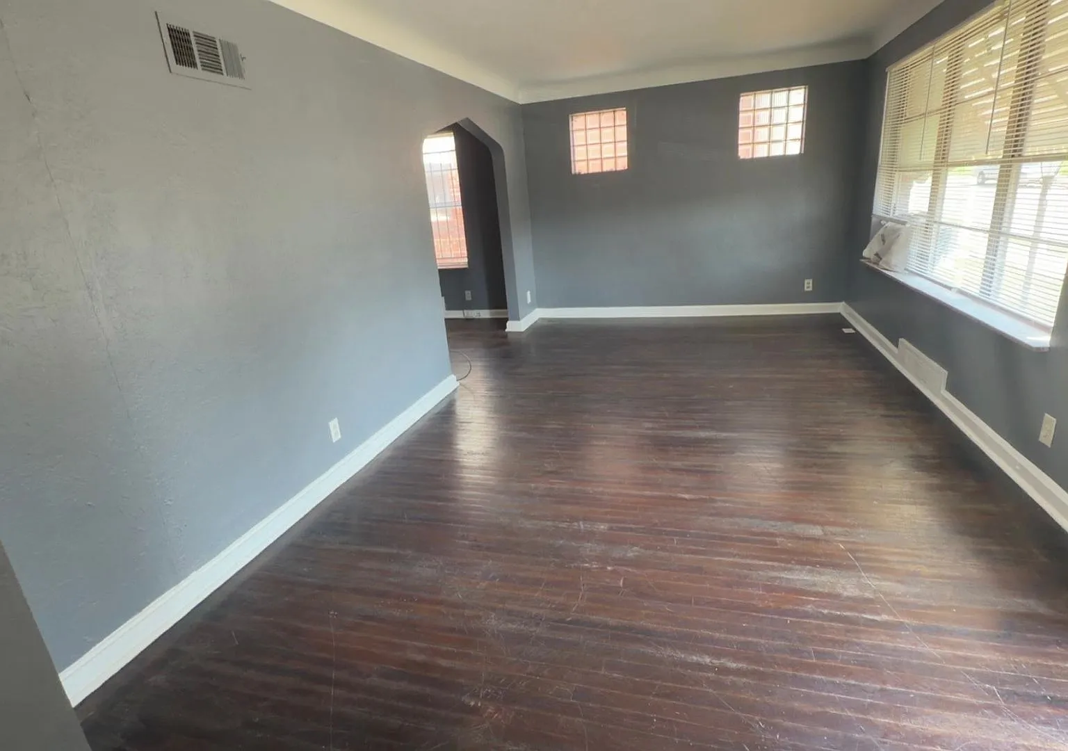 Beautiful 2 Bed 1 Bath For Rent! — Photo 2