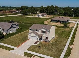 300 Old Oak Rdg, Hills, IA 52235