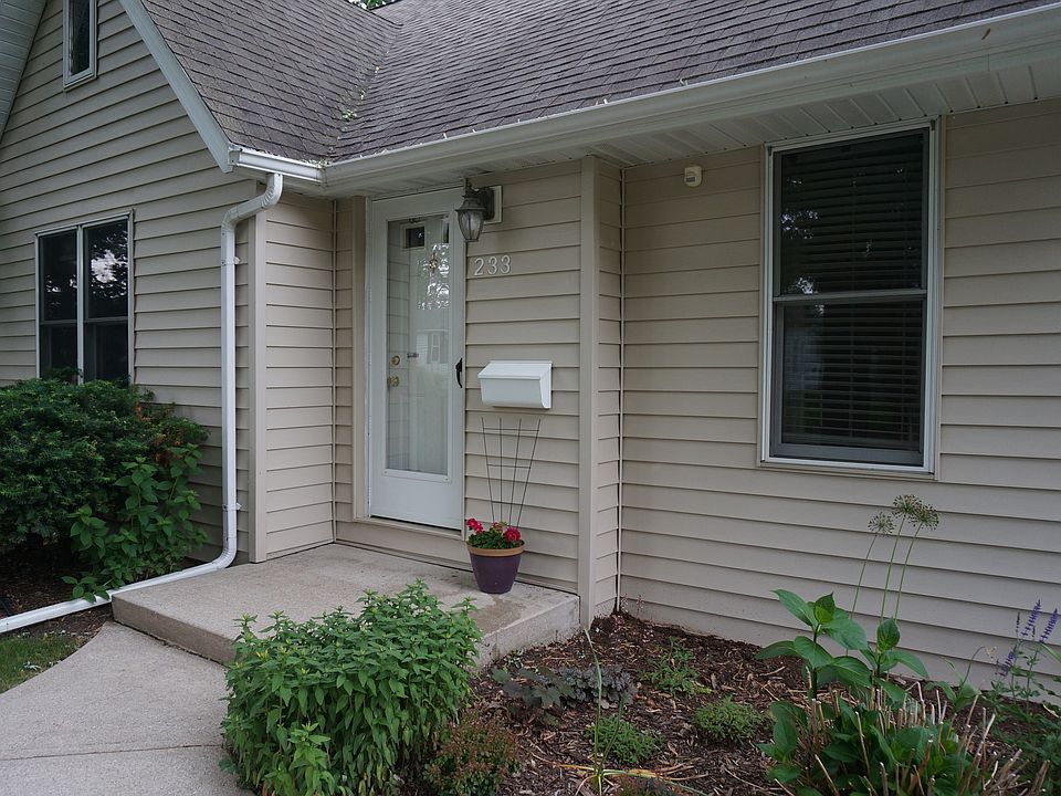 Front of House w/flower bed
