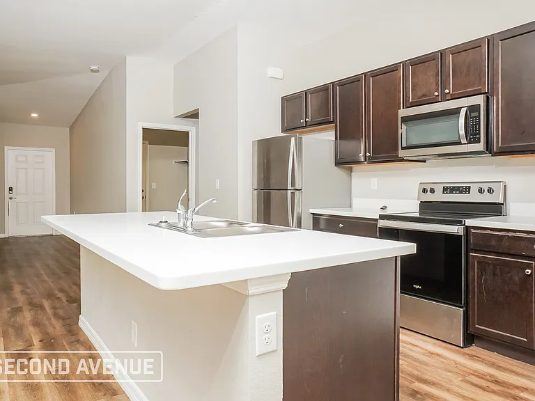 404 Biscayne Dr — Photo 3