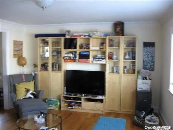 9 Hill St, Glen Cove, NY