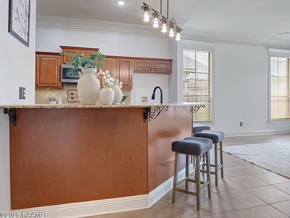 5th image of 1001 Southlake Cir