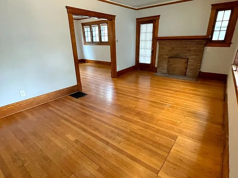914 Vaughn St — Photo 3