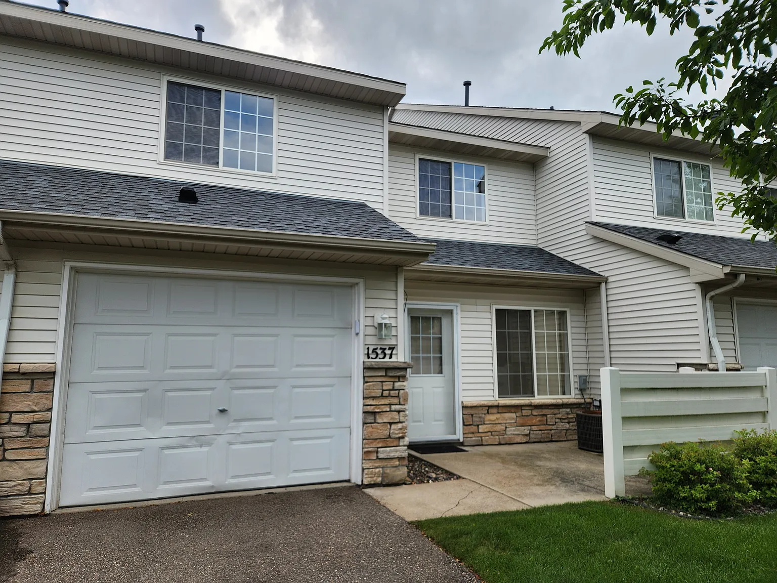 2 bed, 1.5 bath, 1299 sqft, $2,150 — Photo 2