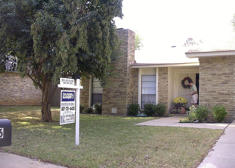1st image of 2706 Creekview Dr