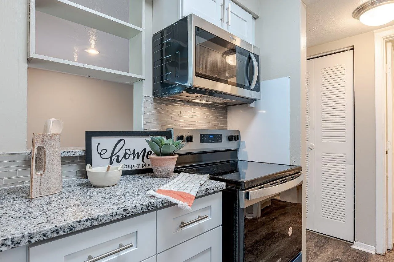 Lakeshore Reserve Off 86th Apartments and Townhomes — Photo 3
