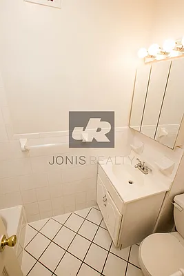 Rented by Jonis Realty | media 8